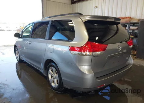 2011 Toyota Sienna Le V6 z USA, uszkodzony, nr VIN 5TDKK3DC2BS041559